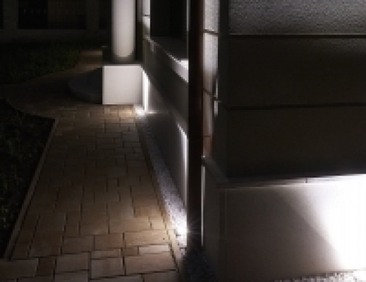 Homlokzatmegvilágítás kis világítási szögű spotokkal