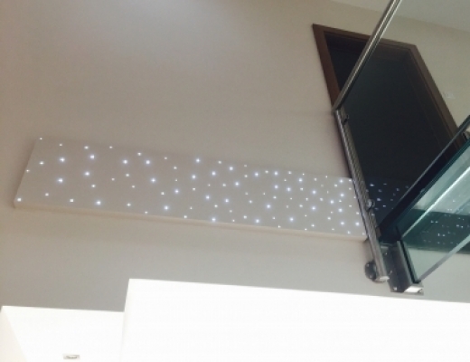 Üveg átjáró melletti fali LED csillagos égbolt