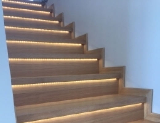 Lépcső világítás meleg fehér LED szalaggal