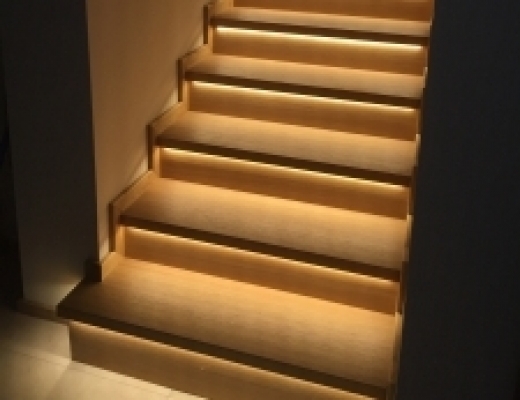 Lépcső világítás meleg fehér LED szalaggal
